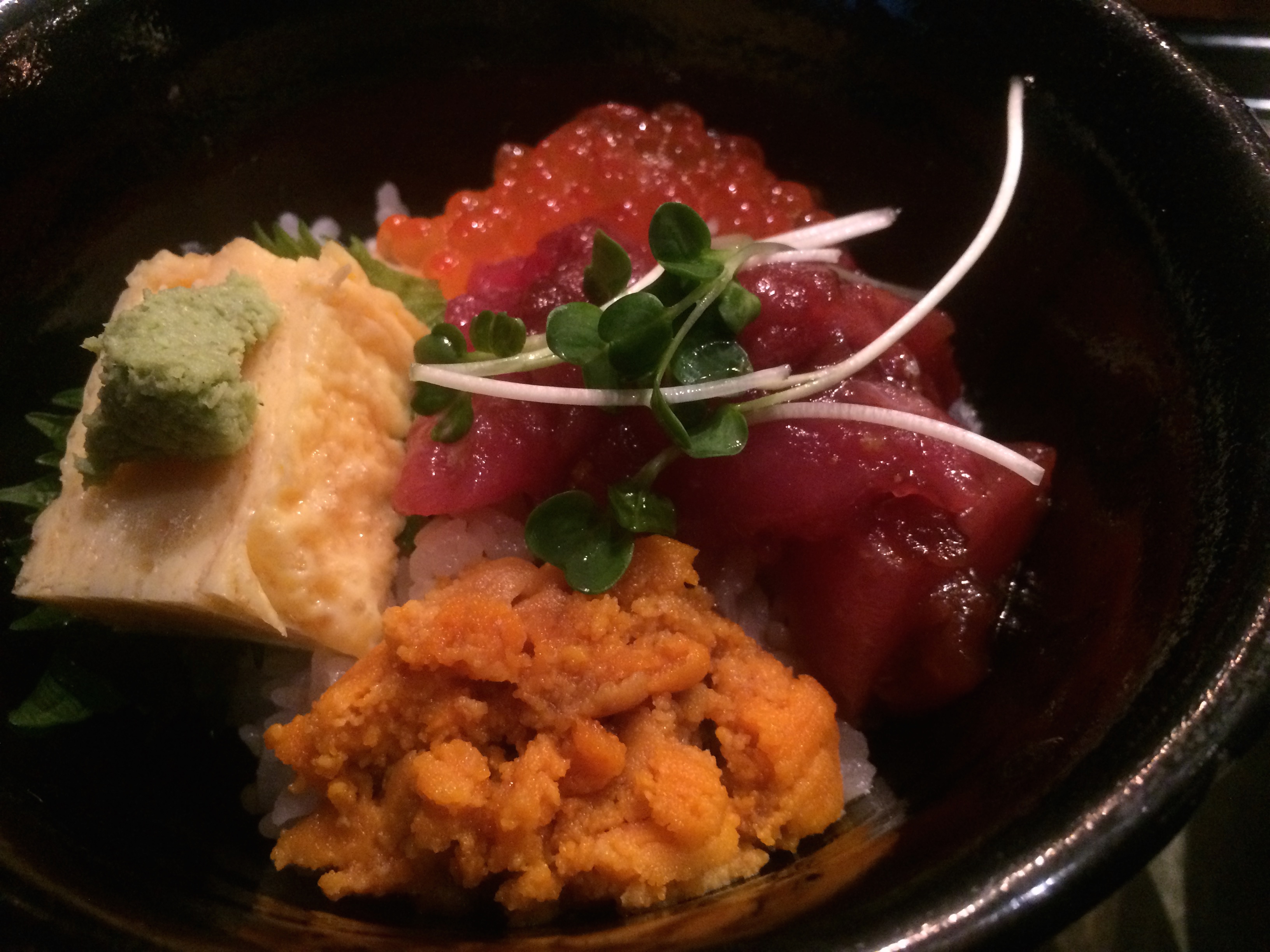 三冨魯久汁八　三色丼